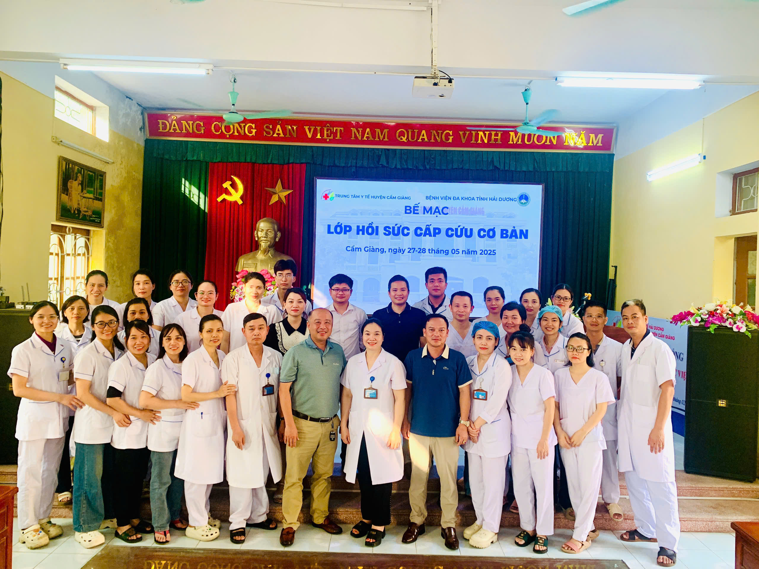 Trung tâm Y tế huyện Cẩm Giàng tổ chức lớp tập huấn “Hồi sức cấp cứu cơ bản” cho cán bộ y tế tuyến huyện và xã
