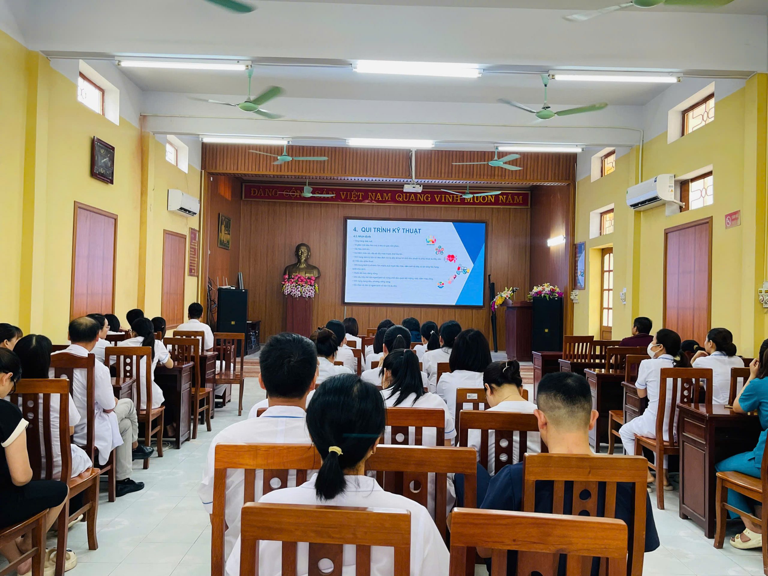Trung tâm Y tế Cẩm Giàng tổ chức sinh hoạt chuyên môn tháng 8/2025