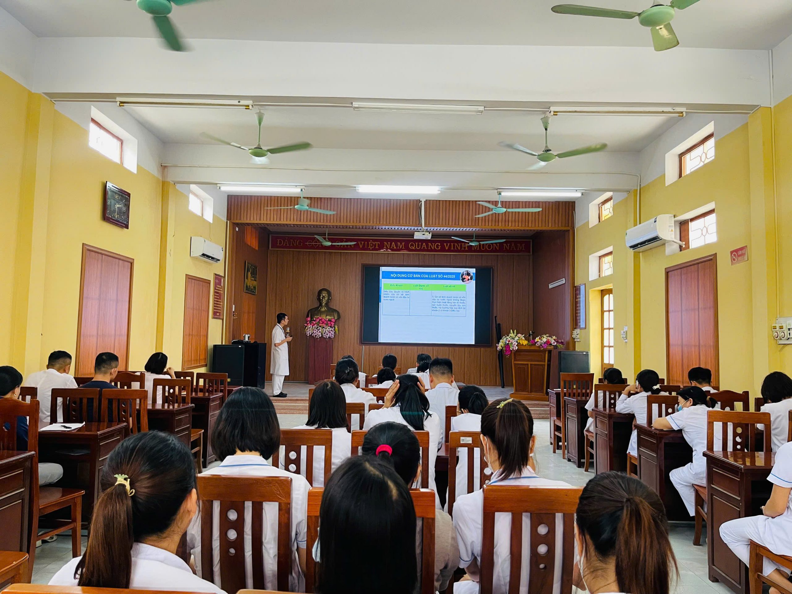 Trung tâm Y tế Cẩm Giàng tổ chức tập huấn, nâng cao năng lực Dược lâm sàng và cập nhật Luật Dược