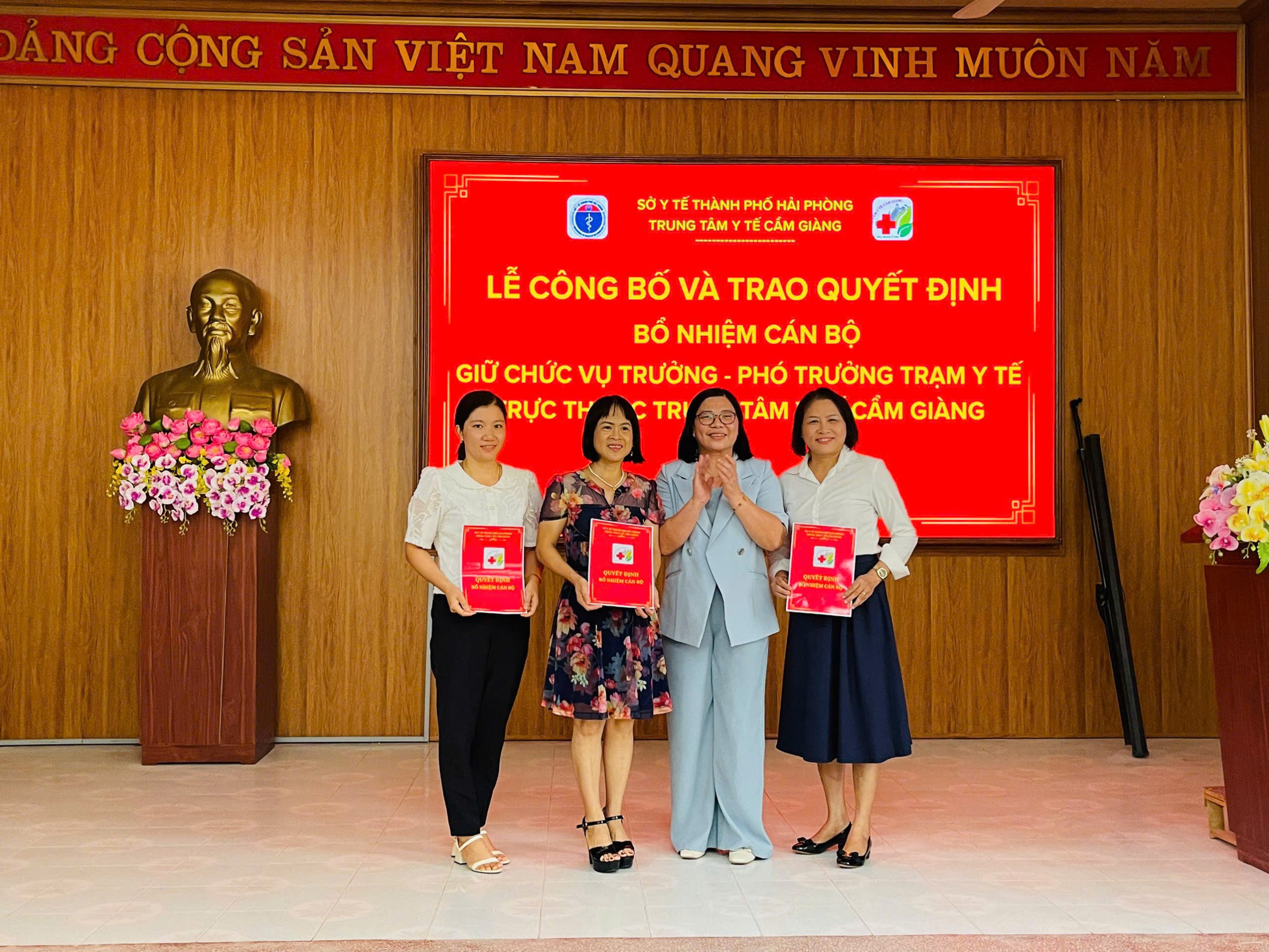 LỄ CÔNG BỐ VÀ TRAO QUYẾT ĐỊNH BỔ NHIỆM CÁN BỘ TRẠM Y TẾ